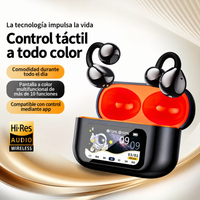 Auriculares inalámbricos abiertos con hermosos aretes