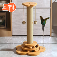 Rascador de madera con juguetes para gatos