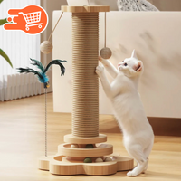 Rascador de madera con juguetes para gatos