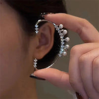 Pendiente de oreja plateado con perlas y circonitas de cristal
