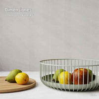 Elegante frutero de metal con tapa de madera