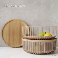 Elegante frutero de metal con tapa de madera